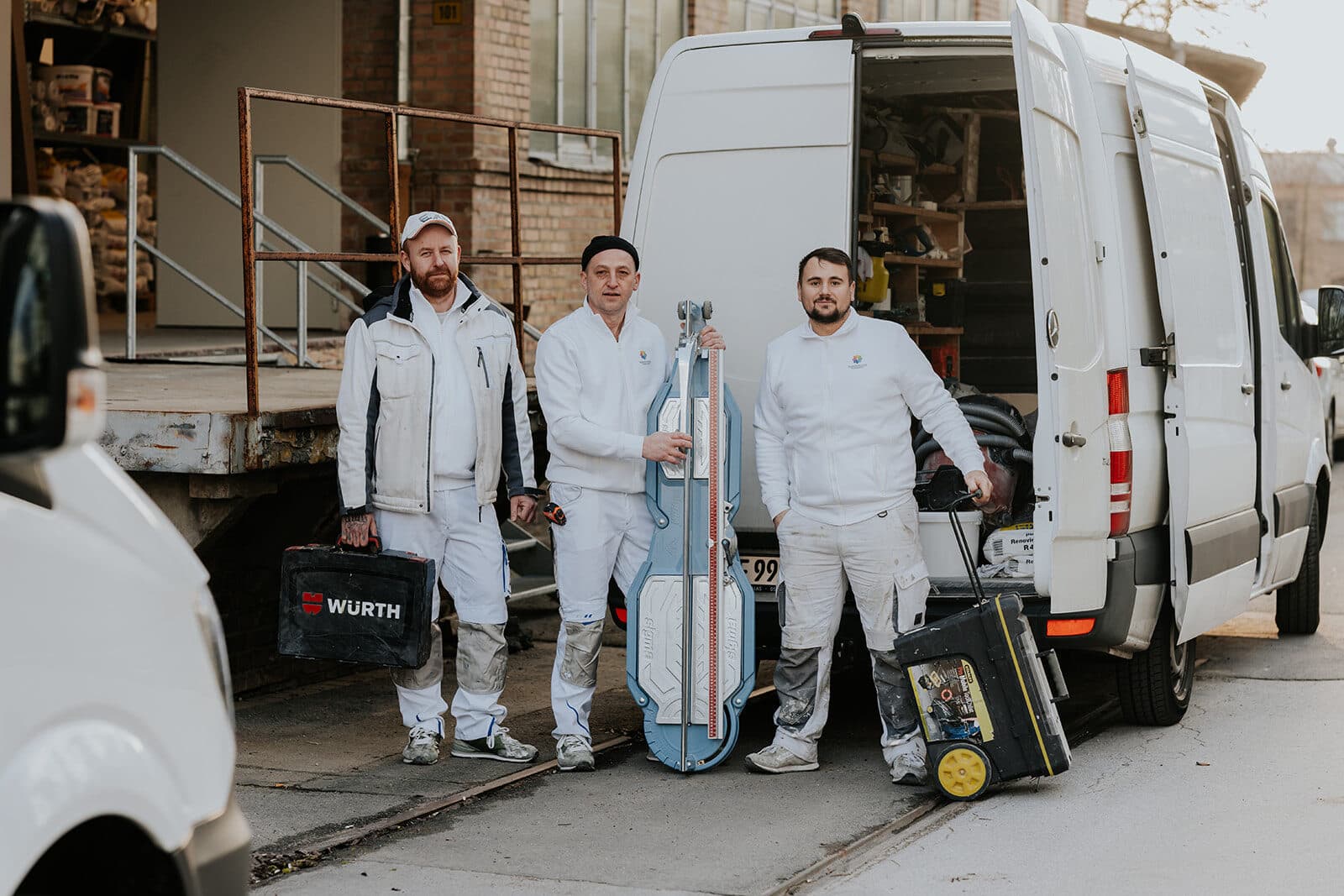 Das Fliesen-Team des RenovierungsTrupps bei der Arbeit