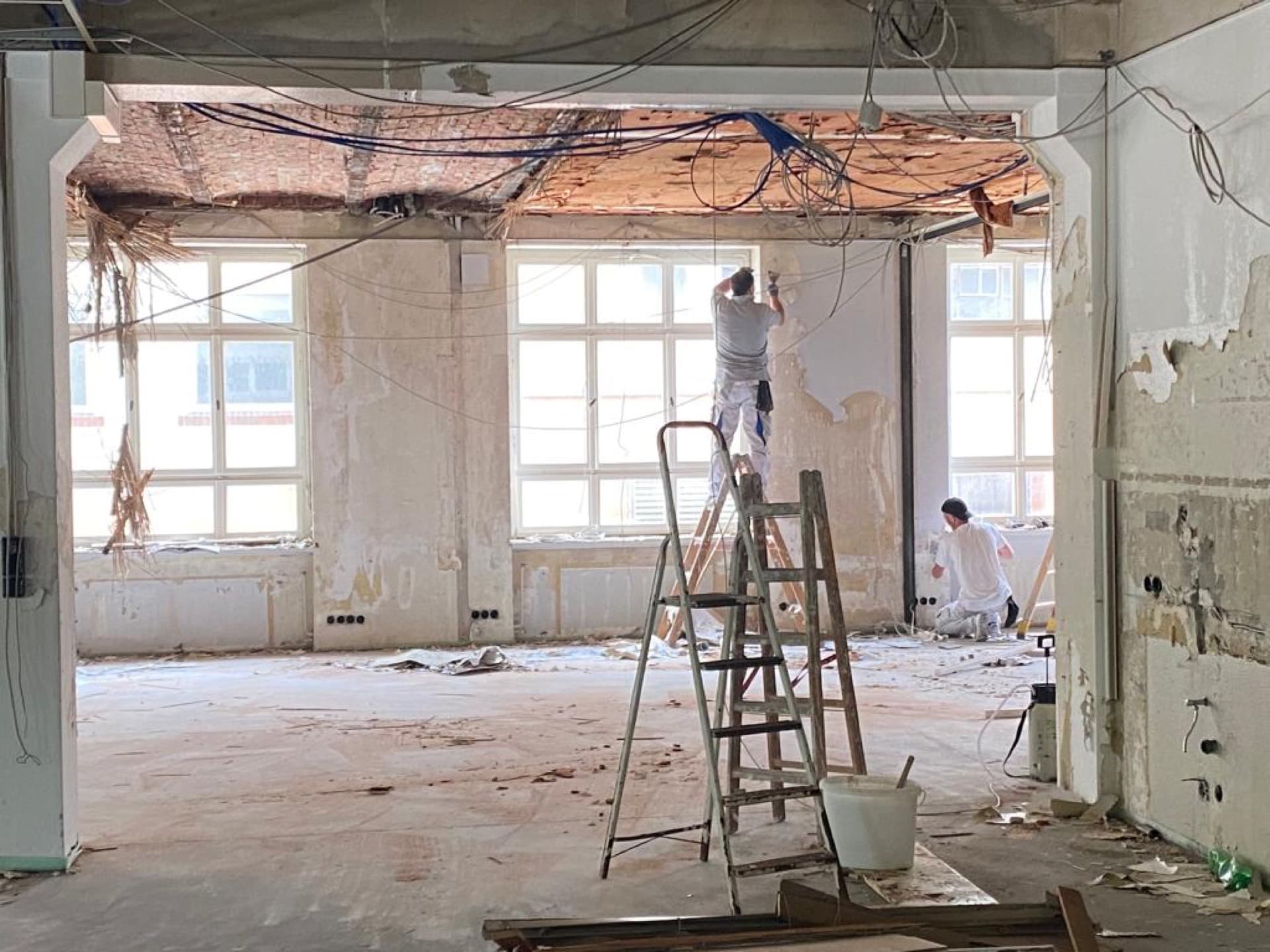 Raum vor der Sanierung mit freigelegter Decke