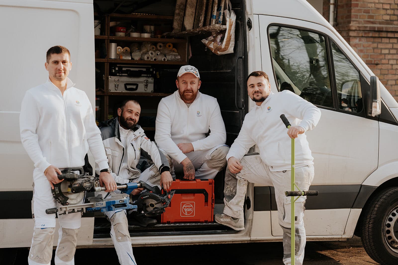 Bodenleger-Team mit Werkzeug am Fahrzeug — Lage