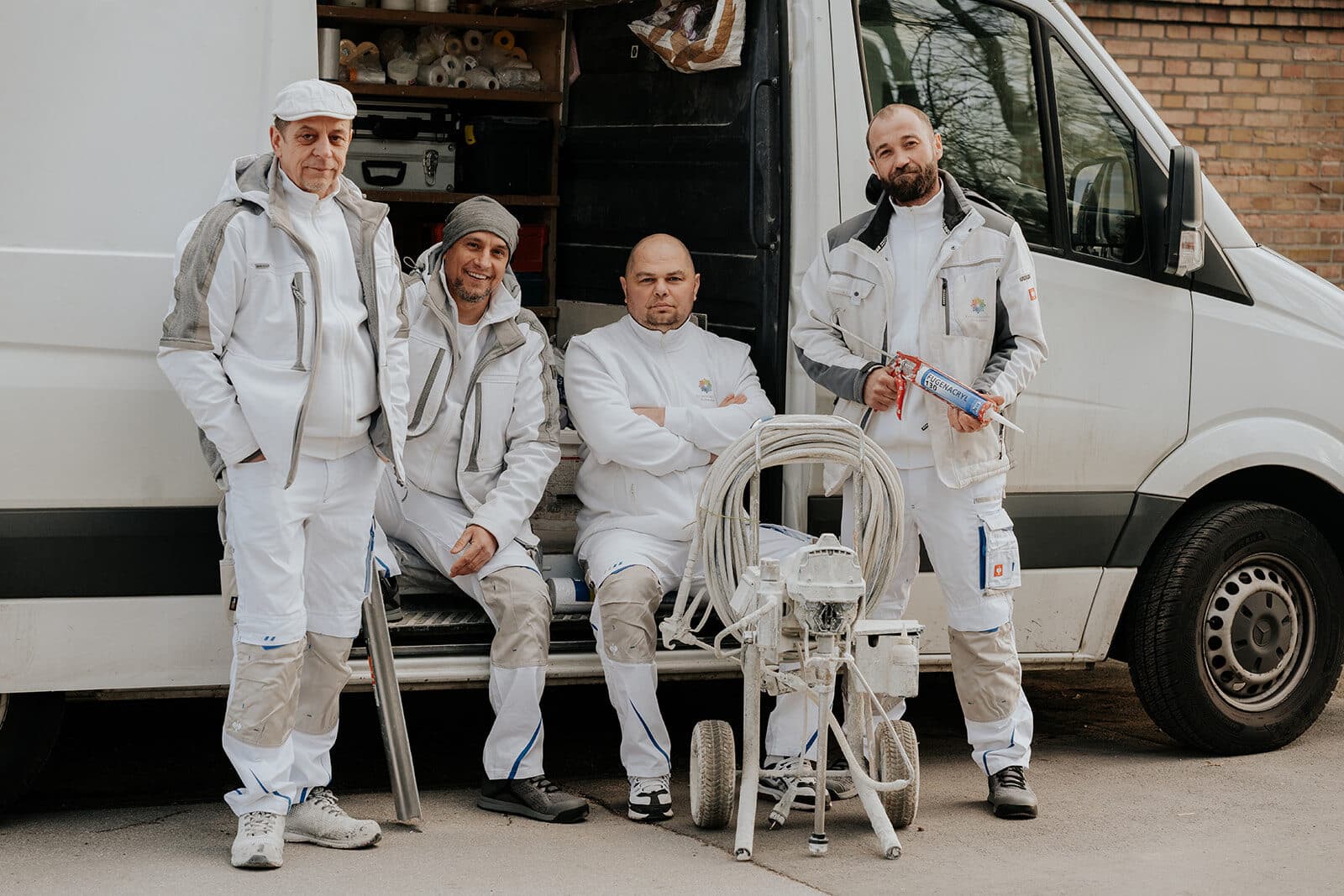 Team mit Ausrüstung am Firmenfahrzeug — Bad Salzuflen