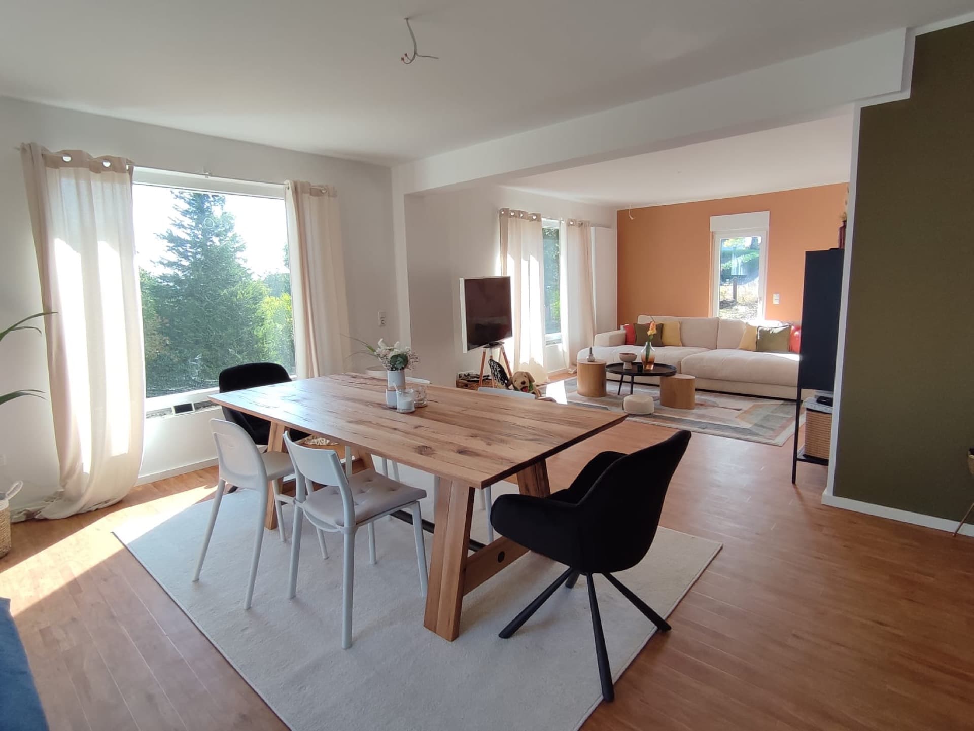 Fertig renovierter, offener Wohnbereich nach der Komplettrenovierung