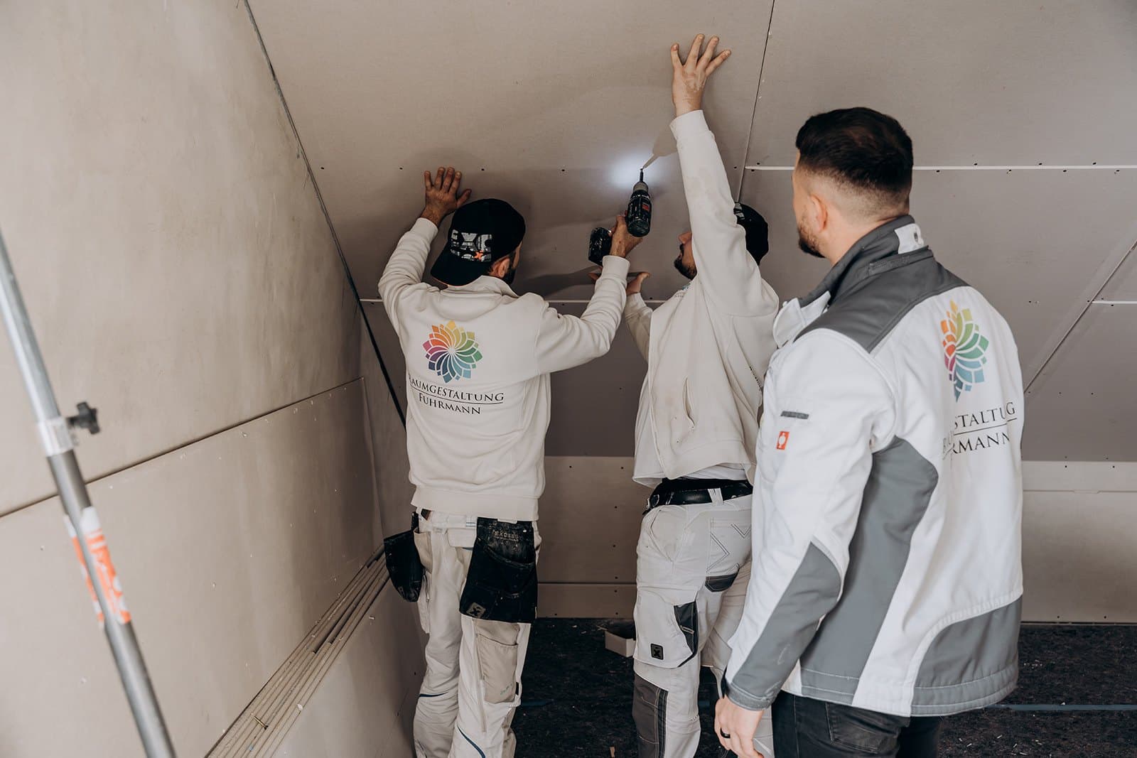 Team montiert eine Gipskartondecke im Ständerwerk